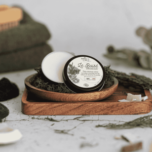 Déodorant solide et efficace de la marque Un Battement d'aile, fragrance Le Boisé.