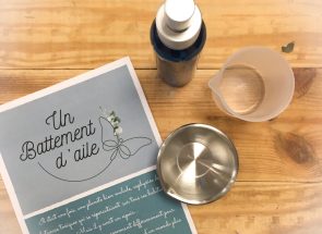 Livret et ustensiles pour réaliser une recette de cosmétique naturelle.