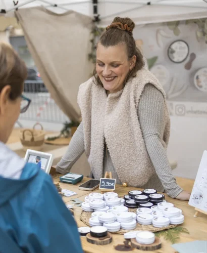 Stéphanie Defour, fondatrice de la marque de cosmétiques naturels Un Battement d’aile, présente ses déodorants et soins bio sur un stand lors d’un marché artisanal sur Lyon.