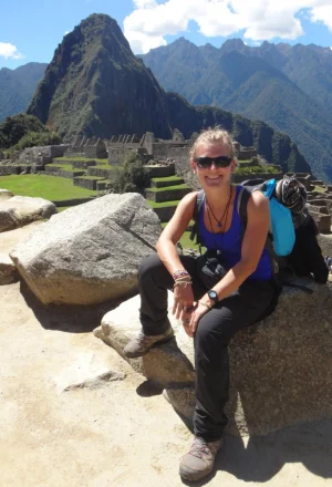 Stéphanie la fondatrice parcourant le monde, ici devant le machu picchu