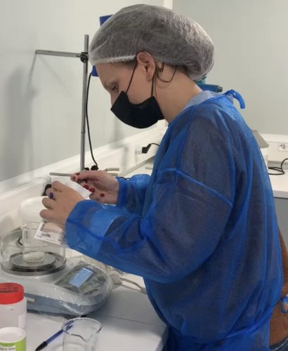 Artisane en cosmétique bio à l'œuvre